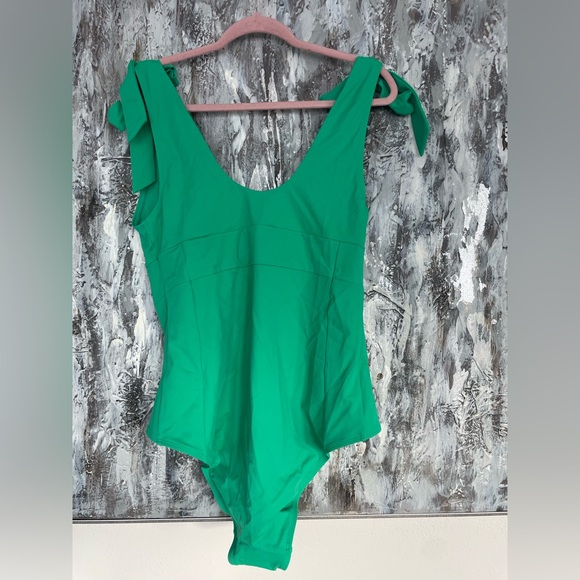 Women's UNE PIECE NWT Classic Square Neck One Piece Swim Suit-Green-Sz 20 - Picture 3 of 12
